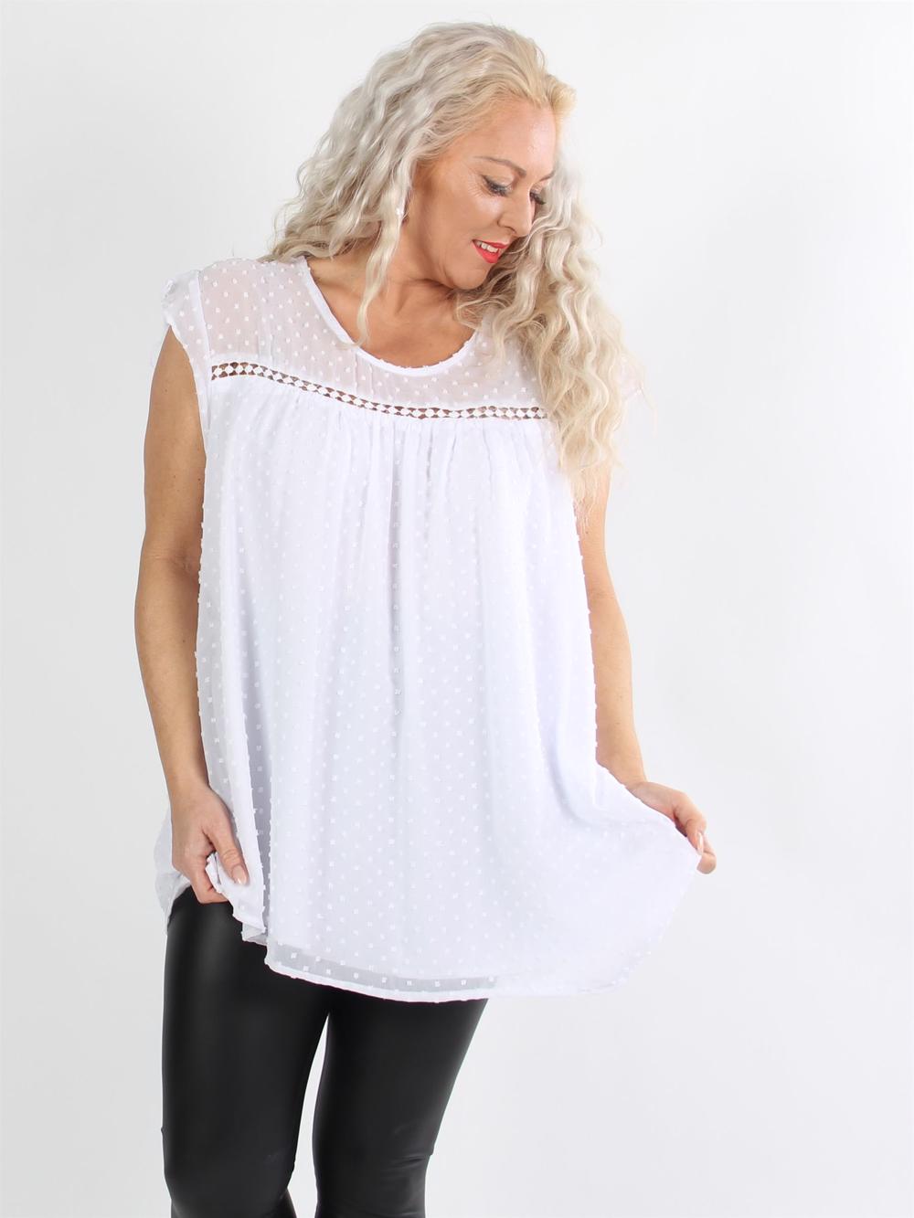 Majse - Svart tunika i chiffong med prickiga detaljer och volangärmar